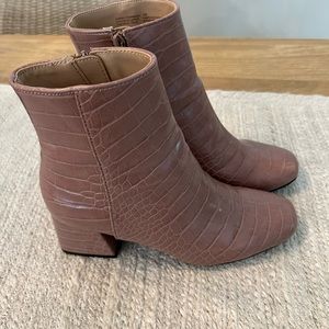 Steve Madden “Darma” Crocodile Embossed Ankle Boots Blush Tan Bootie - Size 7